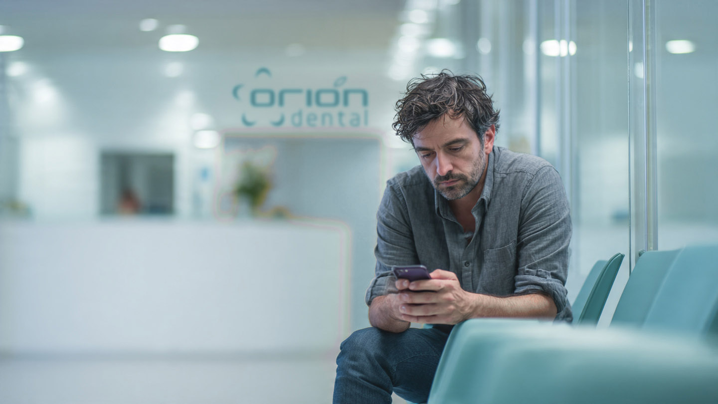 Paciente con ansiedad esperando consulta, mostrando las causas psicológicas del miedo al dentista